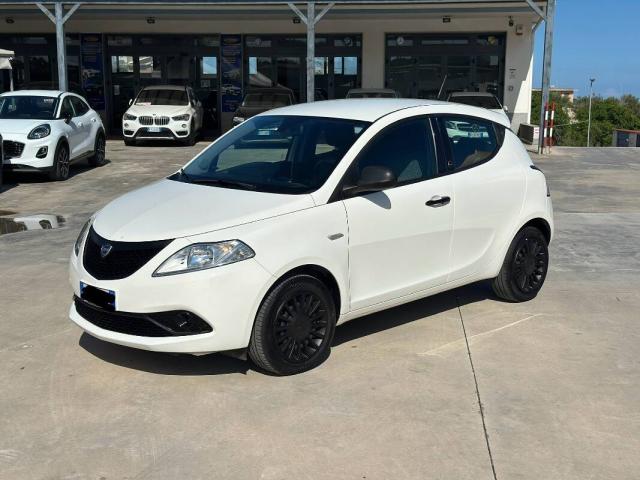 Lancia Ypsilon 1.0 firefly hybrid Silver s&s 70cv - Immagine 1