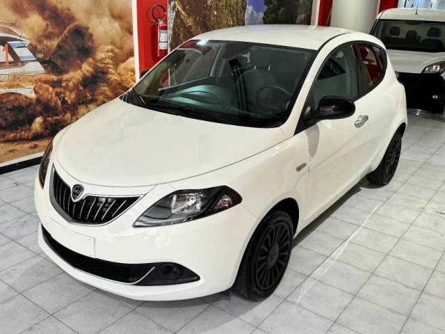 Lancia Ypsilon III 1.0 firefly hybrid Silver s&s 70cv - Immagine 1